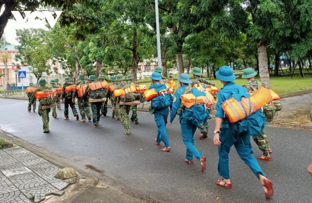  Trực tiếp: Nhiều nơi bắt đầu mưa to, nhà cửa tốc mái, cây xanh gãy đổ - Ảnh 31.