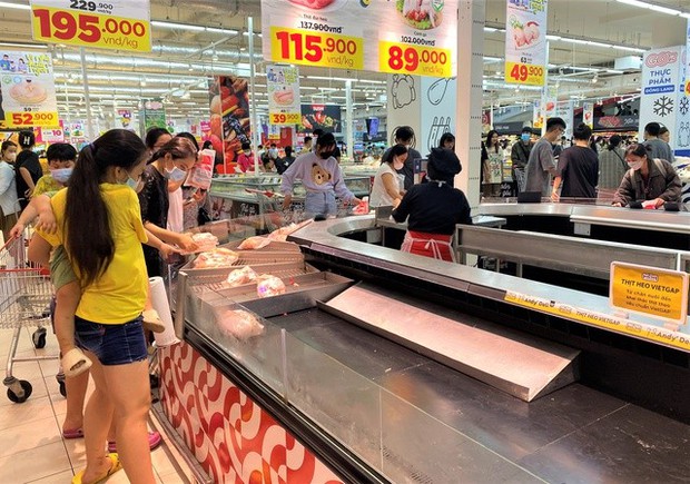 Ảnh: Người dân Đà Nẵng đổ xô đến siêu thị, chợ mua đồ trước bão - Ảnh 6.