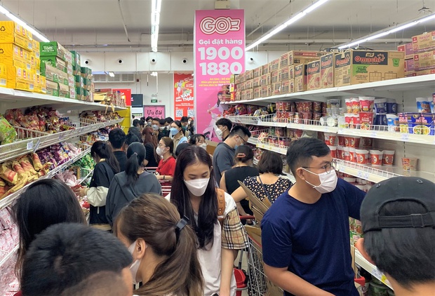 Ảnh: Người dân Đà Nẵng đổ xô đến siêu thị, chợ mua đồ trước bão - Ảnh 5.