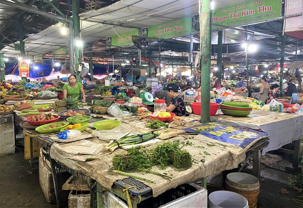 Ảnh: Người dân Đà Nẵng đổ xô đến siêu thị, chợ mua đồ trước bão - Ảnh 22.