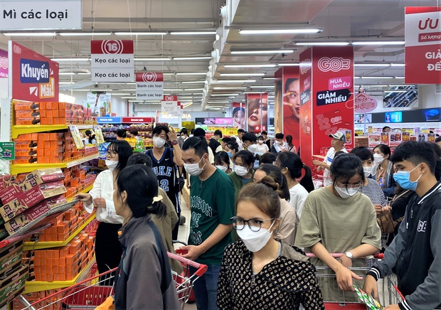 Ảnh: Người dân Đà Nẵng đổ xô đến siêu thị, chợ mua đồ trước bão - Ảnh 4.