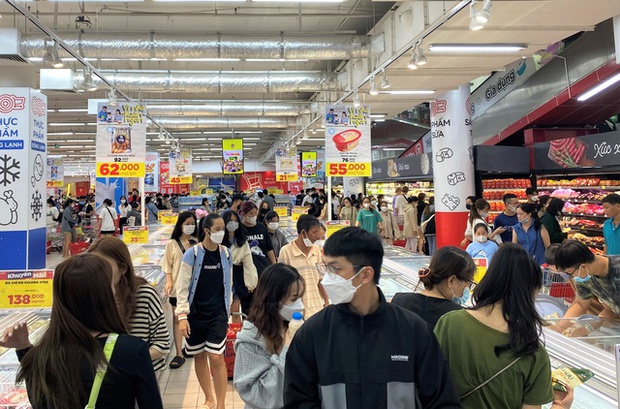 Ảnh: Người dân Đà Nẵng đổ xô đến siêu thị, chợ mua đồ trước bão - Ảnh 3.