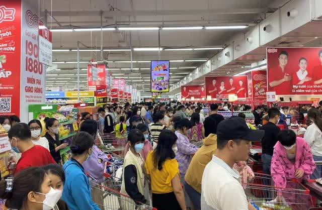 Ảnh: Người dân Đà Nẵng đổ xô đến siêu thị, chợ mua đồ trước bão - Ảnh 1.