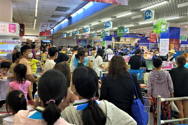 Ảnh: Người dân Đà Nẵng đổ xô đến siêu thị, chợ mua đồ trước bão - Ảnh 21.