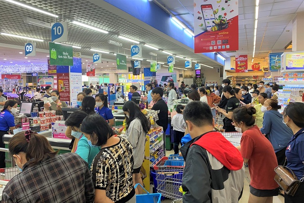 Ảnh: Người dân Đà Nẵng đổ xô đến siêu thị, chợ mua đồ trước bão - Ảnh 20.