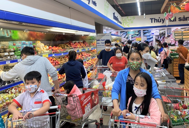 Ảnh: Người dân Đà Nẵng đổ xô đến siêu thị, chợ mua đồ trước bão - Ảnh 17.