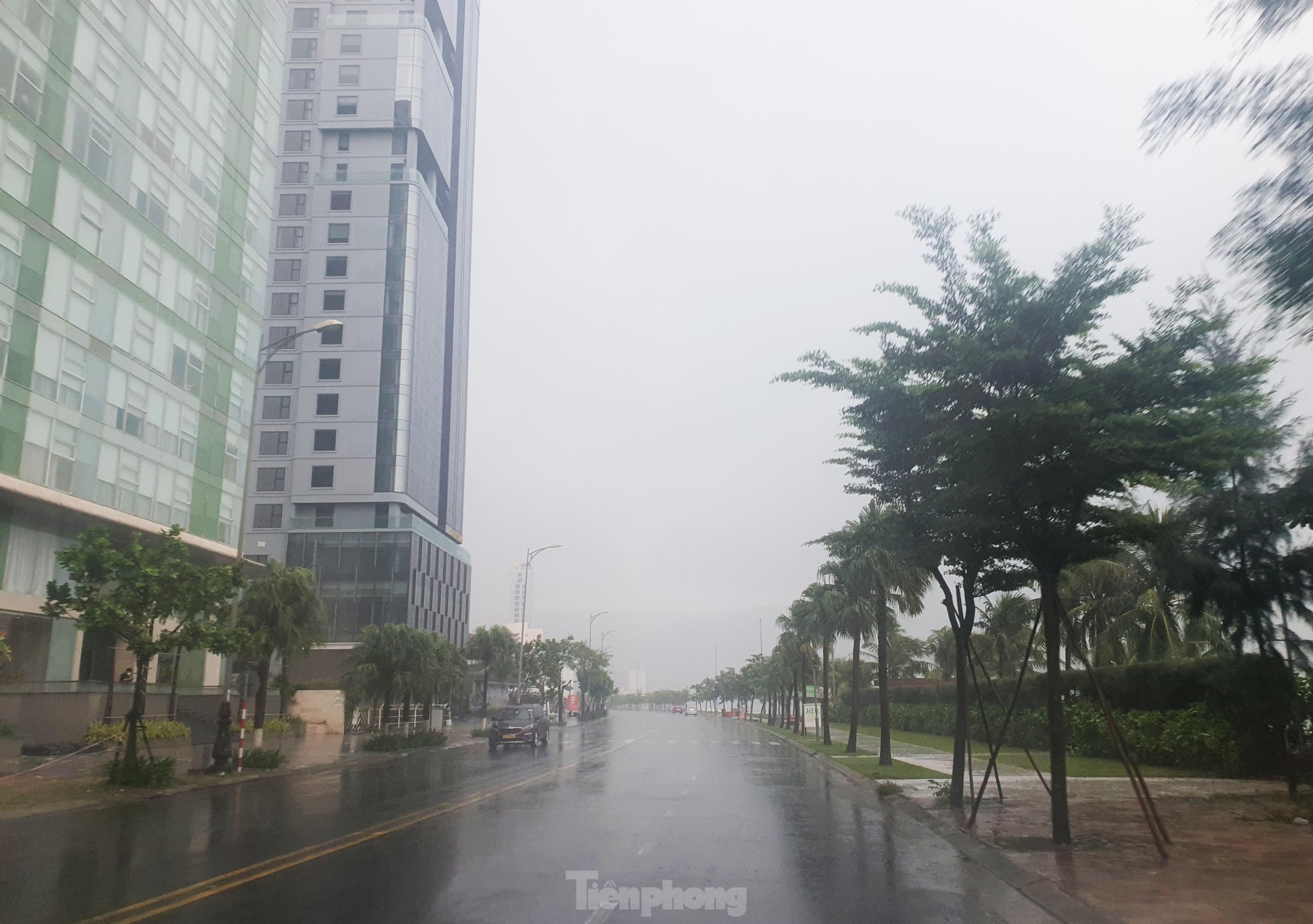 Sóng lớn liếm sát bờ biển Đà Nẵng, khách sạn thuê loạt container chắn bão - Ảnh 4.