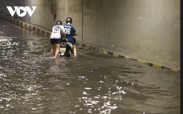  Trực tiếp: Nhiều nơi bắt đầu mưa to, nhà cửa tốc mái, cây xanh gãy đổ - Ảnh 40.