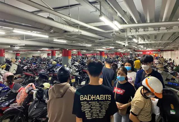 Ảnh: Người dân Đà Nẵng đổ xô đến siêu thị, chợ mua đồ trước bão - Ảnh 16.