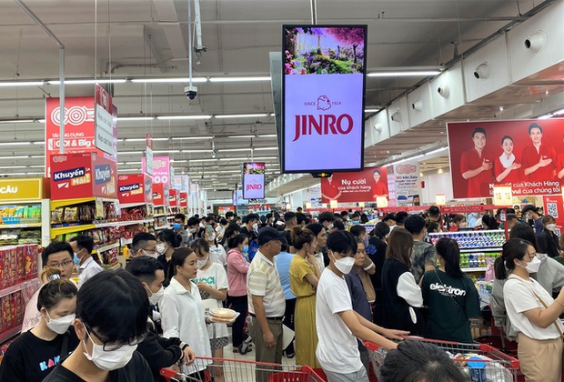 Ảnh: Người dân Đà Nẵng đổ xô đến siêu thị, chợ mua đồ trước bão - Ảnh 15.