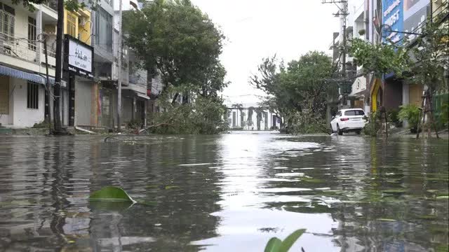  Siêu bão Noru đổ bộ: Hàng trăm ngôi nhà bị tốc mái, cây đổ la liệt, 4 người bị thương - Ảnh 4.