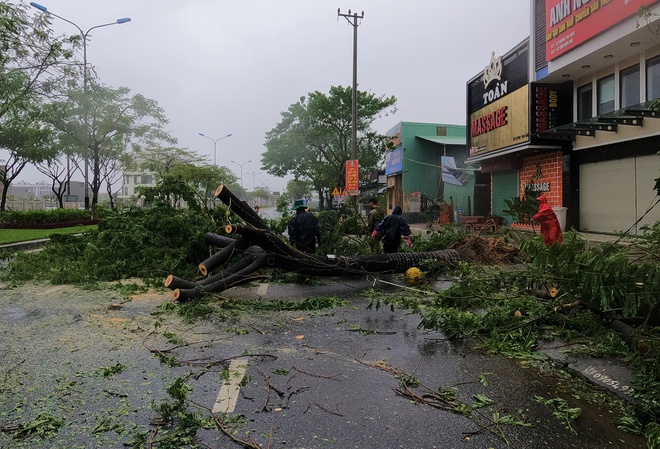  Hình ảnh thiệt hại ban đầu do bão Noru gây ra tại Đà Nẵng - Ảnh 6.