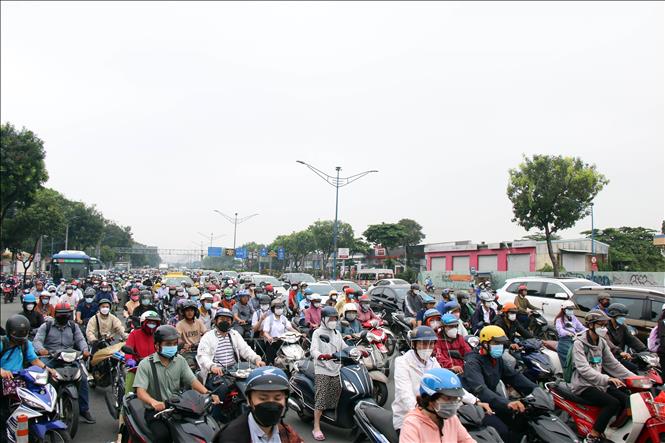 Tìm lối ra khu vực sân bay Tân Sơn Nhất - Bài 1: Ùn từ trong ra ngoài - Ảnh 1.