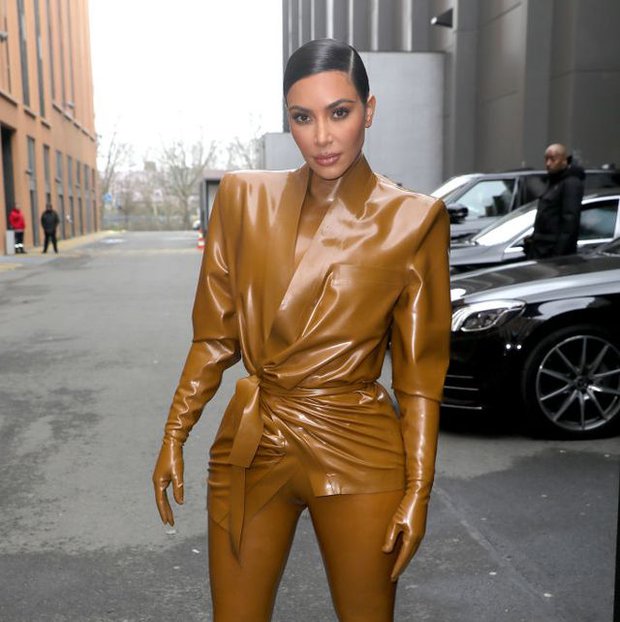 Kim Kardashian phải nhảy lên cầu thang vì bộ đầm bó sát - Ảnh 4.