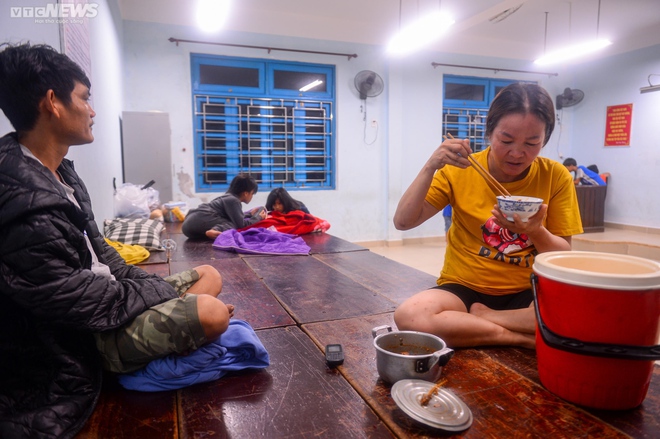  Ảnh: Giấc ngủ tạm của trẻ nhỏ miền biển Thừa Thiên - Huế tại nơi trú bão  - Ảnh 9.