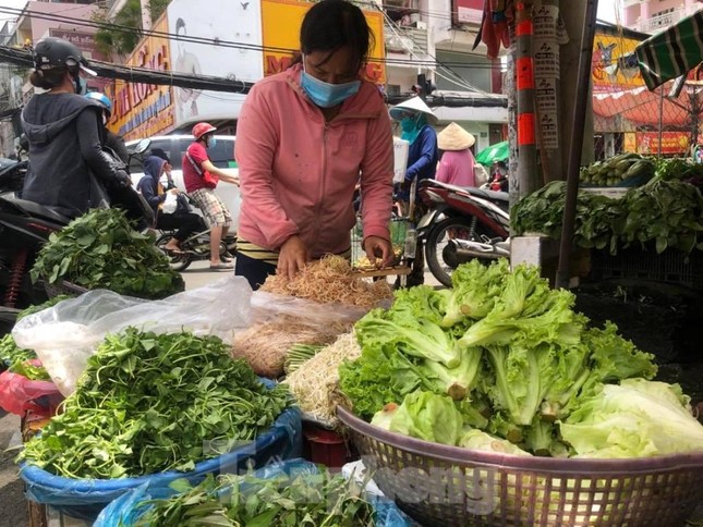 Giá rau xanh tăng vọt, hàng từ miền Trung về TPHCM bị gián đoạn do bão - Ảnh 1.