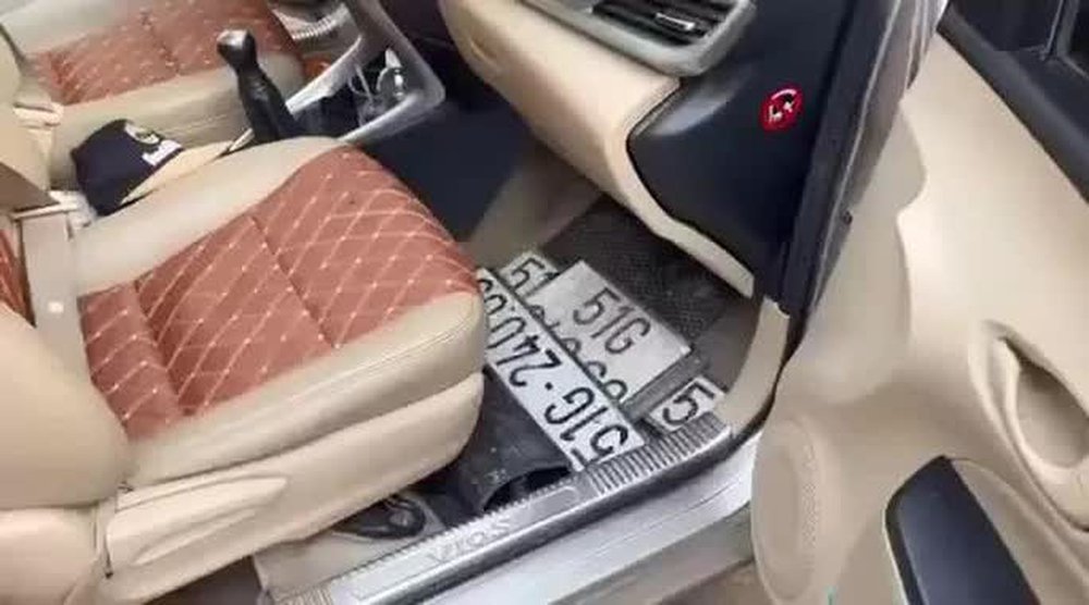  CLIP: Tài xế bỏ chạy, công an phát hiện nhiều bất ngờ trong ôtô Toyota Vios - Ảnh 3.