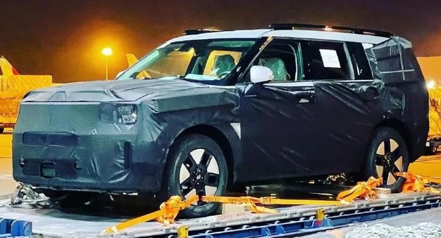 Hyundai Santa Fe 2023 tiếp tục lộ diện với kiểu dáng như Land Rover, quyết tâm hạ bệ Kia Sorento - Ảnh 1.