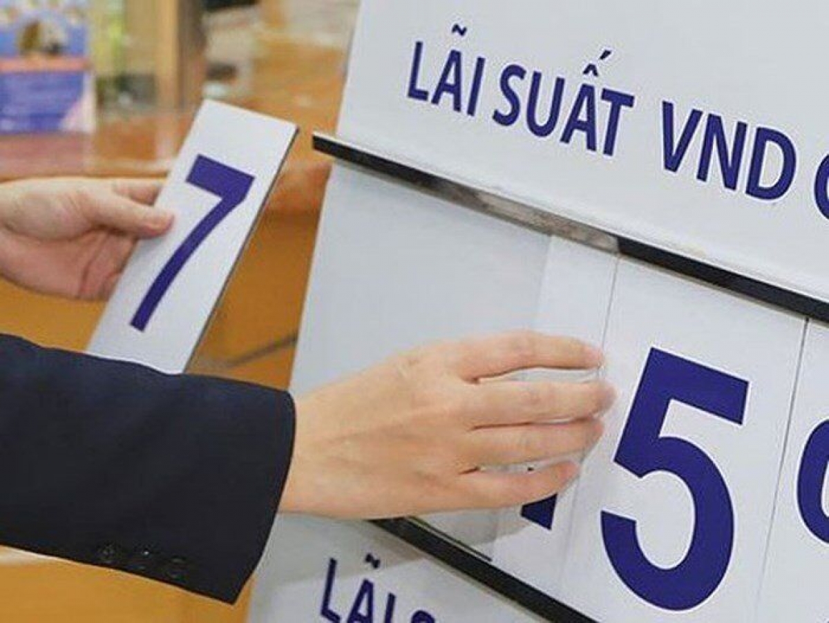 Lãi suất gửi tiết kiệm ngân hàng tiếp tục tăng cao (Ảnh minh họa: KT) Lãi suất gửi tiết kiệm ngân hàng tiếp tục tăng cao - Ảnh 1.