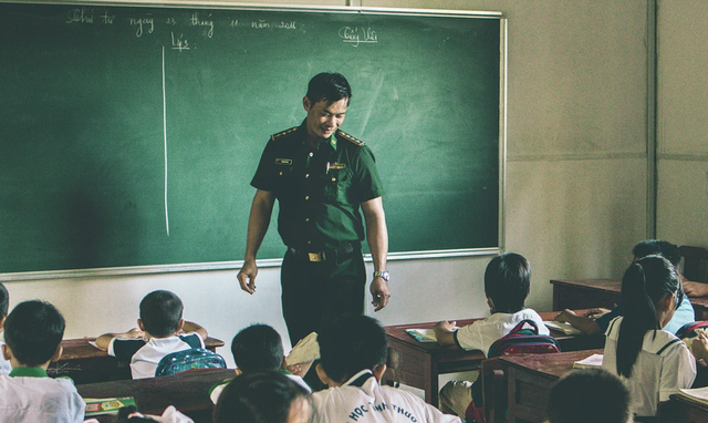 Thầy giáo mang quân hàm xanh và hành trình mang chữ đến với trẻ em trên đảo Hòn Chuối - Ảnh 2.