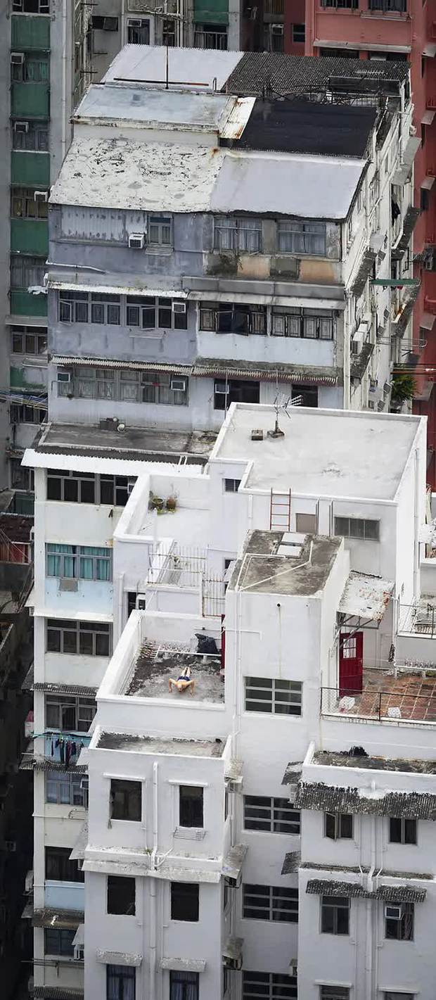 Nhiếp ảnh gia dành 4 năm chụp khung cảnh sân thượng, phản ánh cuộc sống bình dị tại khu dân cư sầm uất bậc nhất châu Á - Ảnh 3.