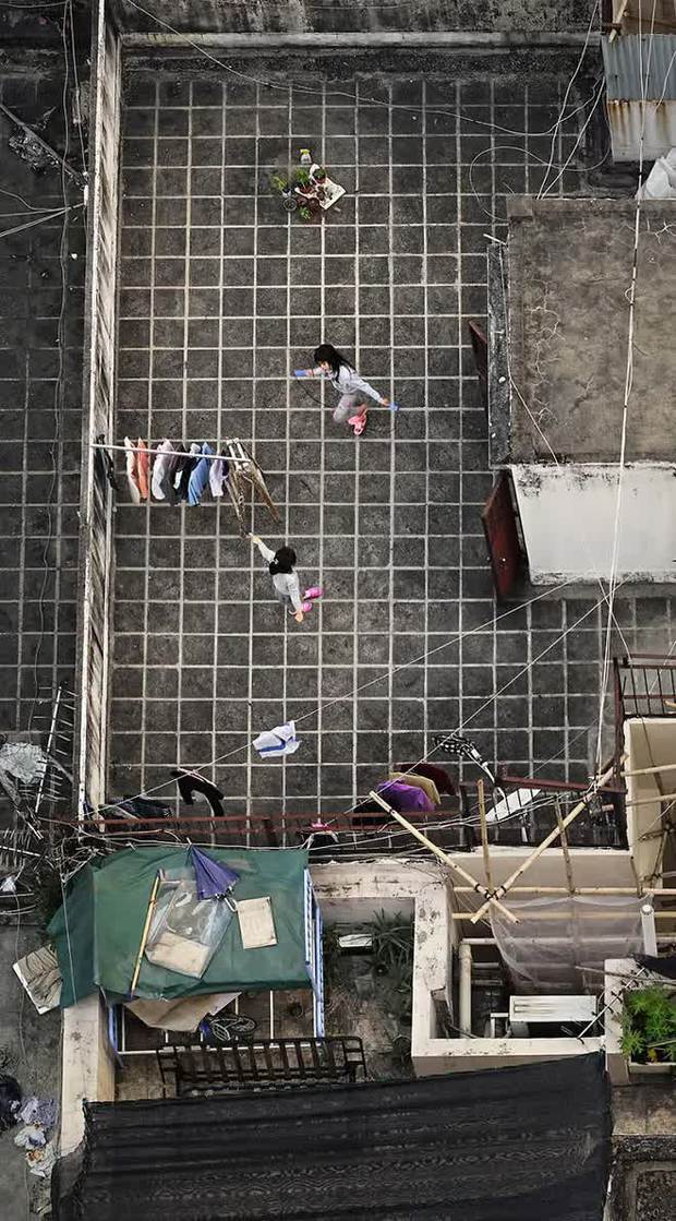 Nhiếp ảnh gia dành 4 năm chụp khung cảnh sân thượng, phản ánh cuộc sống bình dị tại khu dân cư sầm uất bậc nhất châu Á - Ảnh 9.