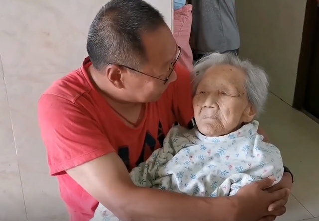 Người đàn ông 52 tuổi nức nở khi mẹ 101 tuổi qua đời - Ảnh 2.