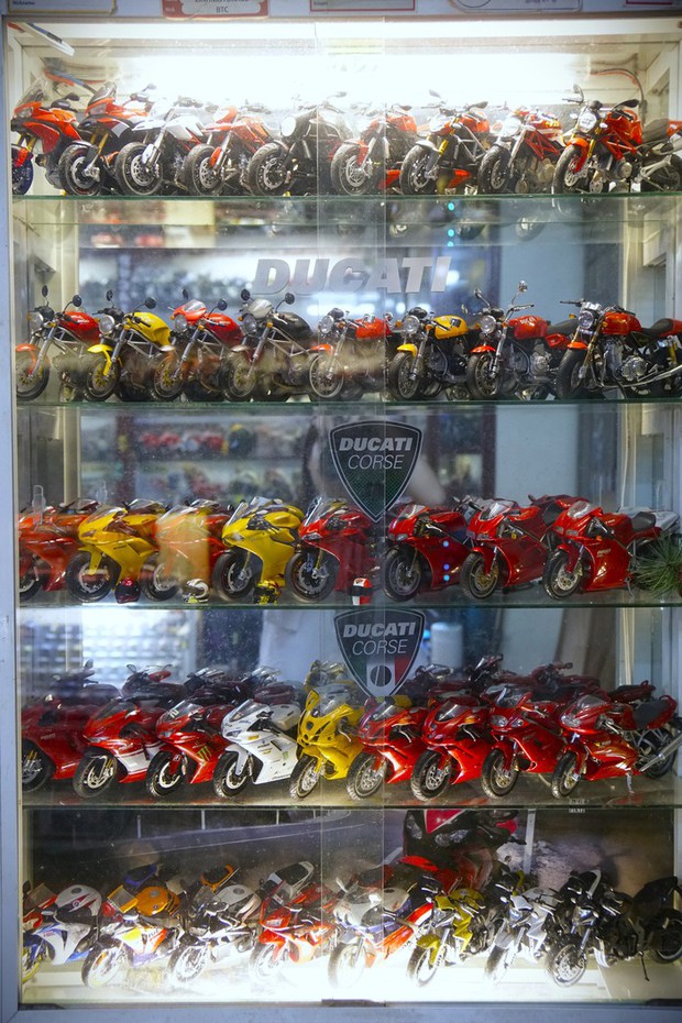 Admire the collection of billion-dollar car and motorbike models - Photo 2.