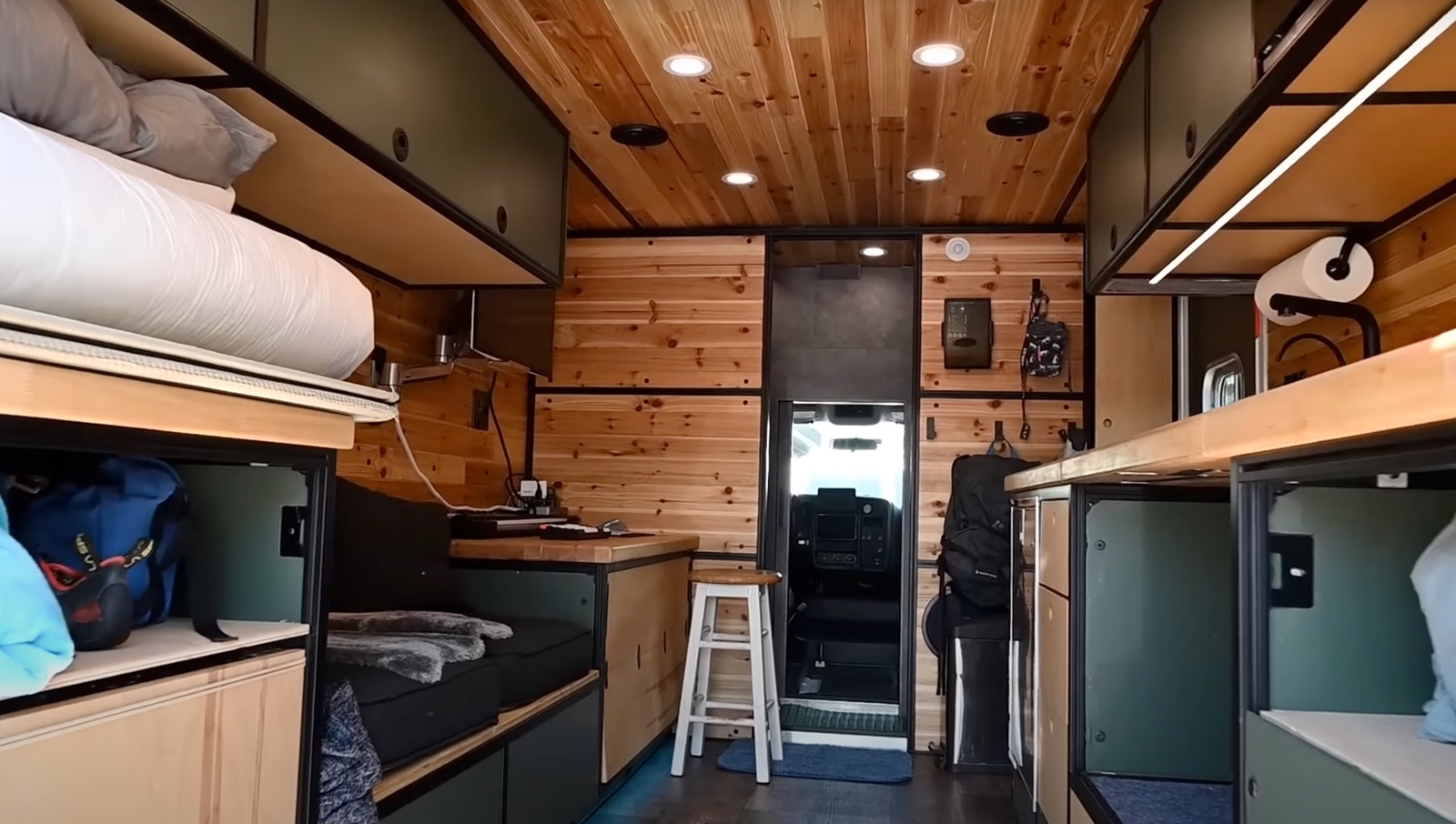 Mua xe cứu thương 400 triệu biến thành nhà di động gần 2 tỉ đồng, đủ tiện nghi như motorhome xịn - Ảnh 7. Mua xe cứu thương 400 triệu biến thành nhà di động gần 2 tỉ đồng, đủ tiện nghi như motorhome xịn - Ảnh 7.