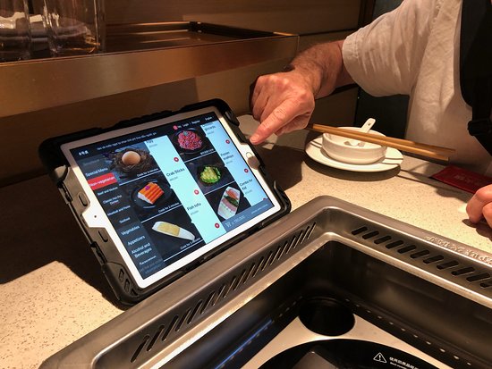 Từ thẻ rung, mã QR đến menu điện tử: Công nghệ nào sẽ định hình tương lai của ngành nhà hàng? - Ảnh 1.