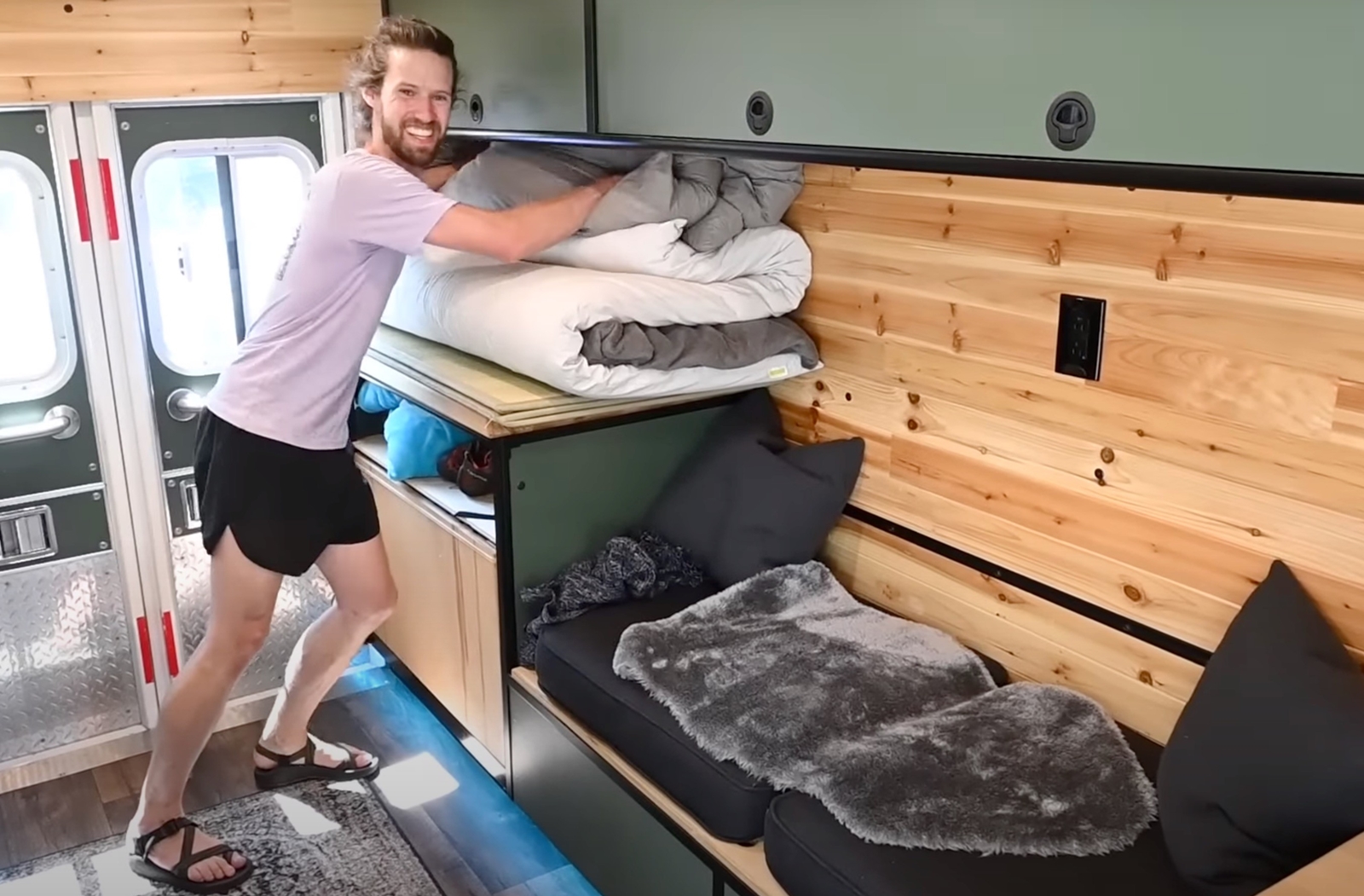 Mua xe cứu thương 400 triệu biến thành nhà di động gần 2 tỉ đồng, đủ tiện nghi như motorhome xịn - Ảnh 12. Mua xe cứu thương 400 triệu biến thành nhà di động gần 2 tỉ đồng, đủ tiện nghi như motorhome xịn - Ảnh 12.