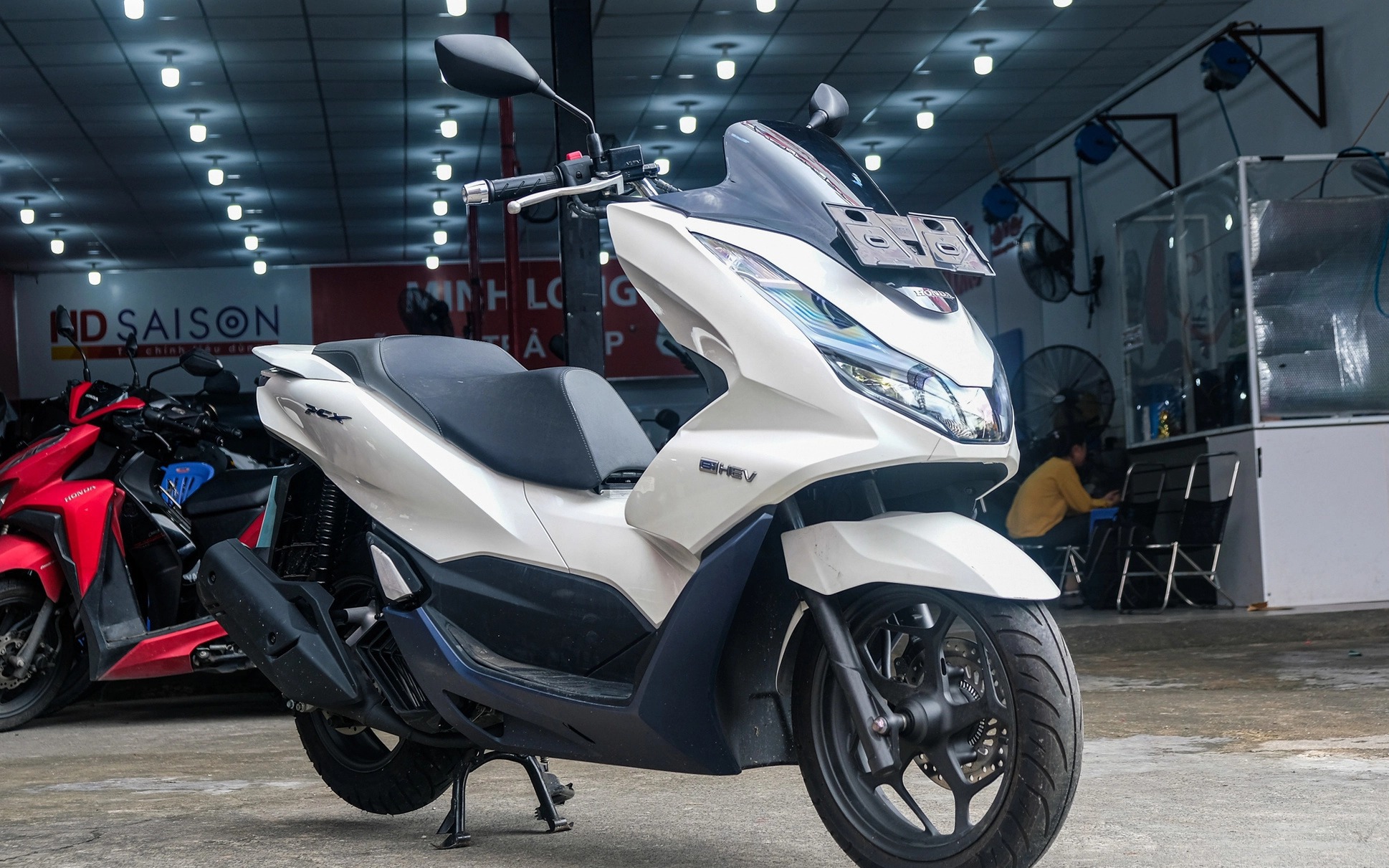 Honda PCX bản 'tiết kiệm xăng' về Việt Nam: Giá 99 triệu, của hiếm cho người đã chán SH