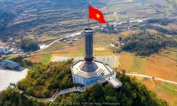 Cột cờ kiêu hãnh Việt Nam là biểu tượng của lòng tự hào và lòng yêu nước. Với kiến trúc hải ngoại kết hợp với nét đặc trưng dân tộc, cột cờ Việt Nam giúp tôn lên vẻ đẹp và tính cách của Quốc gia. Hãy đến và chiêm ngưỡng tác phẩm nghệ thuật ấn tượng này tại Việt Nam.
