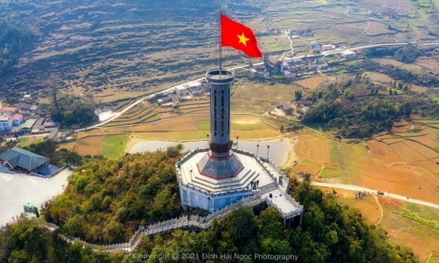 Lá cờ Việt Nam đẹp nhất luôn là niềm kiêu hãnh và hào hứng của mỗi người dân trong đất nước. Lá cờ Việt Nam đẹp nhất được thiết kế với nhiều hình dạng khác nhau và được trang trí bằng những biểu tượng quen thuộc như nhà xuất bản Kim Đồng hoặc nhóm nhạc V-Pop...Nếu bạn là người yêu thích nét đẹp văn hóa, thì đây là cơ hội tốt để thưởng thức lá cờ Việt Nam đẹp nhất trong năm