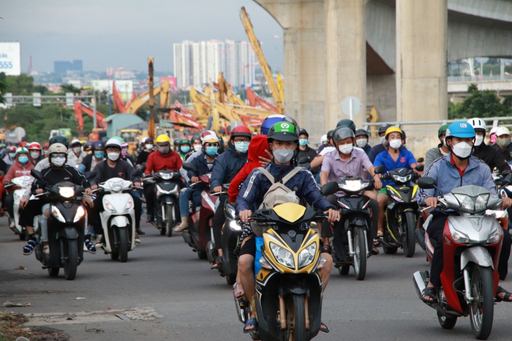  TP HCM: Mưa lớn, người dân chật vật quay trở lại thành phố - Ảnh 1.