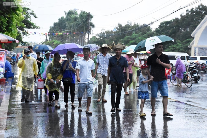  Vạn người đội mưa, chen chân về xem Lễ hội chọi trâu Đồ Sơn, Hải Phòng - Ảnh 3.