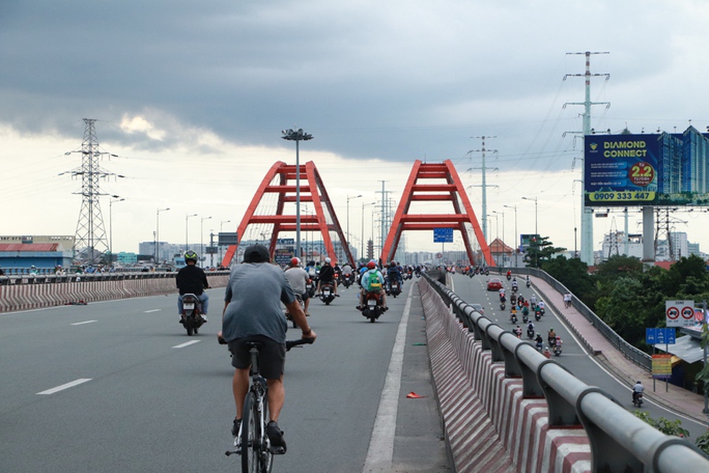  TP HCM: Mưa lớn, người dân chật vật quay trở lại thành phố - Ảnh 4.