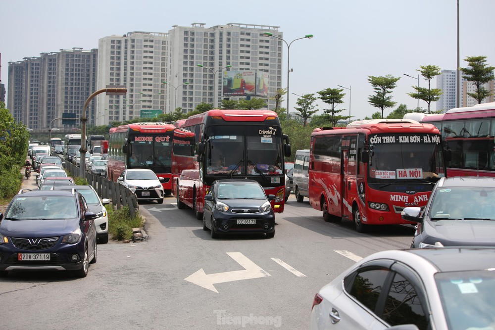  Người dân trở lại Hà Nội sau nghỉ lễ 2/9, cao tốc ùn dài hàng cây số - Ảnh 5.