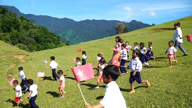  Xúc động lễ khai giảng ở nơi không điện, không nước giữa thảo nguyên xanh  - Ảnh 2.