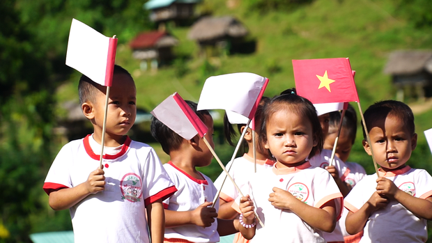  Xúc động lễ khai giảng ở nơi không điện, không nước giữa thảo nguyên xanh  - Ảnh 6.