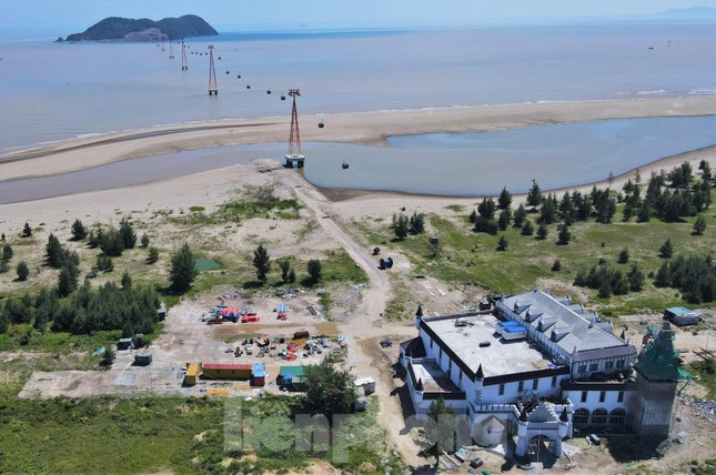 Cận cảnh cáp treo vượt biển dài nhất Bắc Trung Bộ - Ảnh 2. Cận cảnh cáp treo vượt biển dài nhất Bắc Trung Bộ - Ảnh 2.