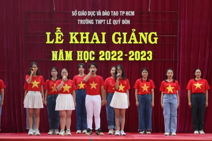 Bí thư Thành uỷ TP HCM đánh trống khai giảng năm học mới - Ảnh 1.