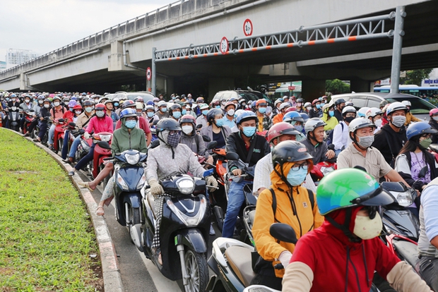 Ảnh: Người dân Hà Nội và TP.HCM mệt mỏi vì tắc đường trong ngày đầu tiên đi làm sau kỳ nghỉ lễ và đưa con đến trường khai giảng - Ảnh 2.