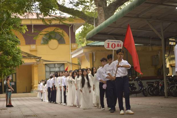 Toàn cảnh lễ khai giảng năm học mới 2022 - 2023: Ngắn mà vui, nổi bật nhất vẫn là dàn nữ sinh mặc áo dài thướt tha! - Ảnh 13.