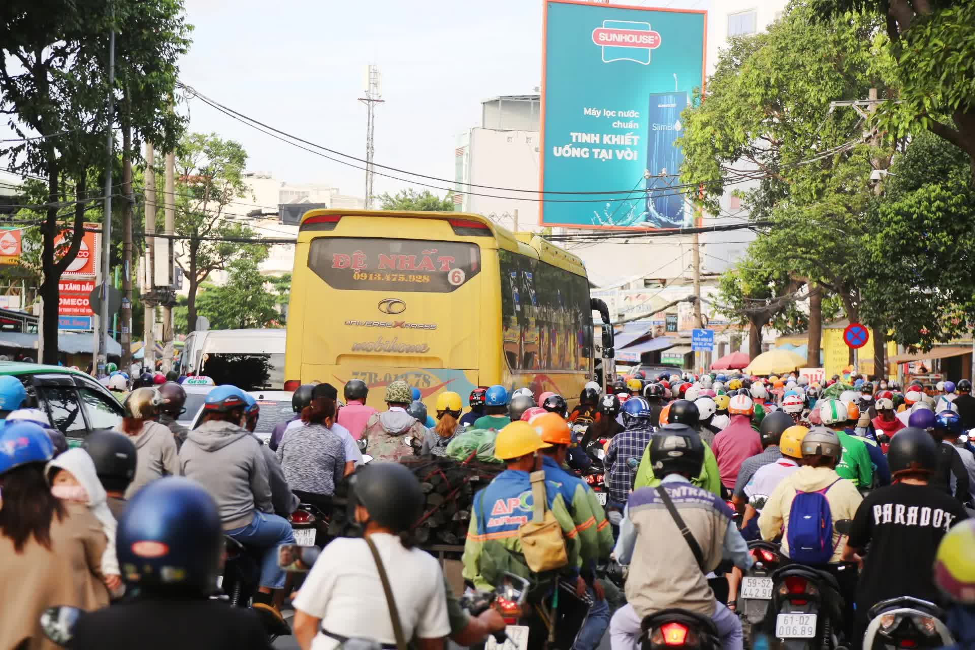  Ảnh: Người dân Hà Nội và TP.HCM mệt mỏi vì tắc đường trong ngày đầu tiên đi làm sau kỳ nghỉ lễ và đưa con đến trường khai giảng - Ảnh 16.