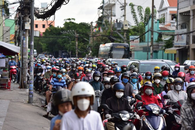  Ảnh: Người dân Hà Nội và TP.HCM mệt mỏi vì tắc đường trong ngày đầu tiên đi làm sau kỳ nghỉ lễ và đưa con đến trường khai giảng - Ảnh 18.