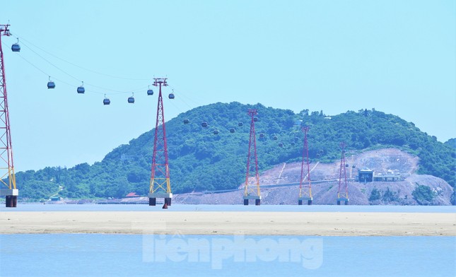 Cận cảnh cáp treo vượt biển dài nhất Bắc Trung Bộ - Ảnh 3. Cận cảnh cáp treo vượt biển dài nhất Bắc Trung Bộ - Ảnh 3.