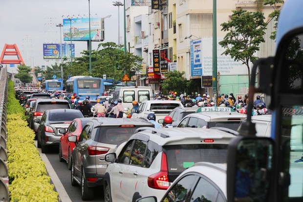 Ảnh: Người dân Hà Nội và TP.HCM mệt mỏi vì tắc đường trong ngày đầu tiên đi làm sau kỳ nghỉ lễ và đưa con đến trường khai giảng - Ảnh 3.