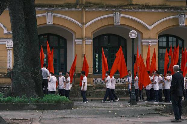 Toàn cảnh lễ khai giảng năm học mới 2022 - 2023: Ngắn mà vui, nổi bật nhất vẫn là dàn nữ sinh mặc áo dài thướt tha! - Ảnh 4.