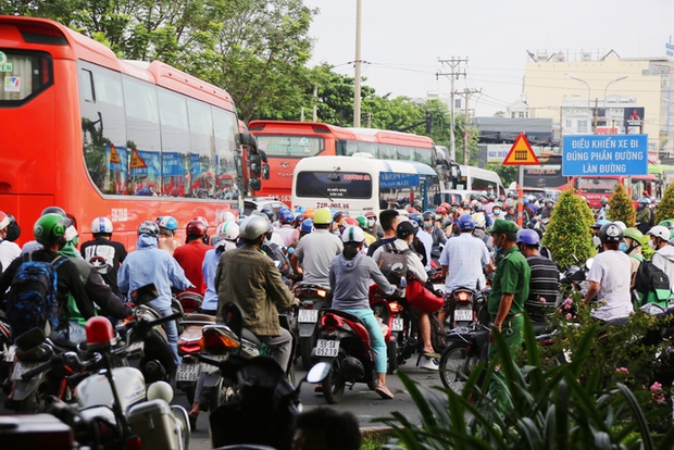  Ảnh: Người dân Hà Nội và TP.HCM mệt mỏi vì tắc đường trong ngày đầu tiên đi làm sau kỳ nghỉ lễ và đưa con đến trường khai giảng - Ảnh 4.